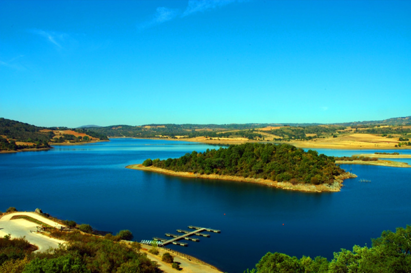 Albufeira do Azibo, com a sua ilha e água azul
