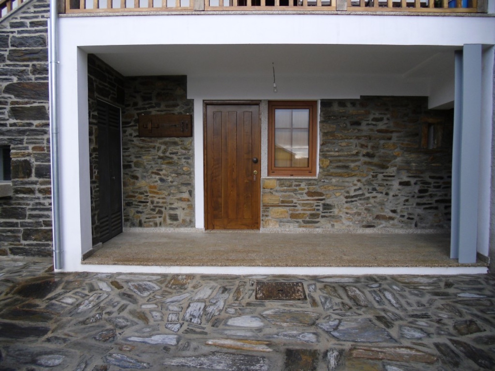 Interior de uma das casas, com decoração tradicional da aldeia